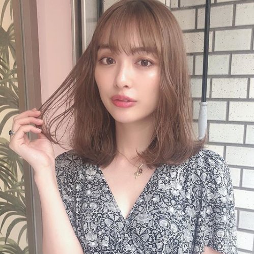 内田理央さんのミディアムヘア ヘアカタログ 写真あり